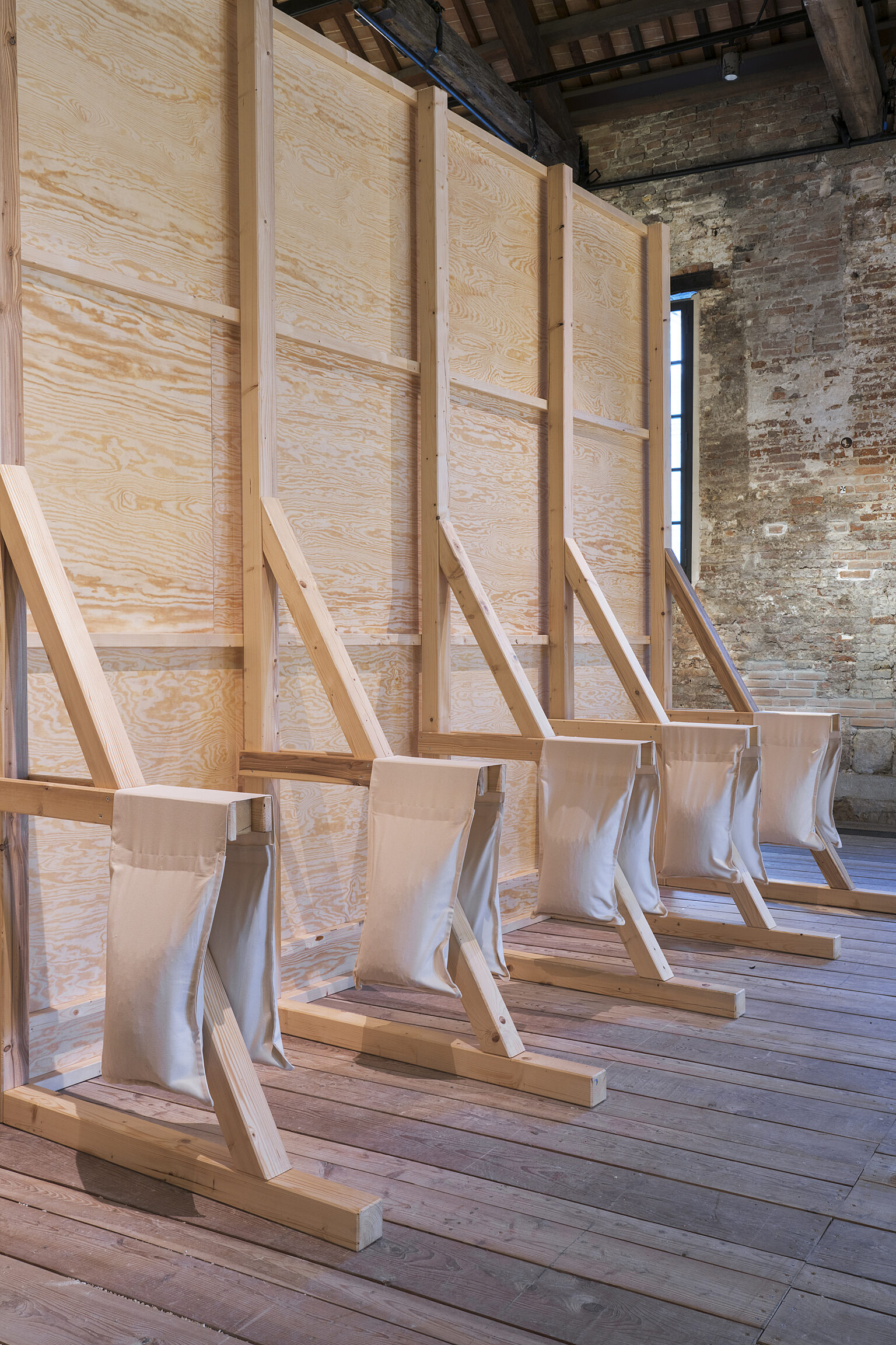 Vues d'exposition, "Tina Gillen. Faraway So Close", Pavillon du Luxembourg, La Biennale di Venezia 2022. Photo : Florian Kleinefenn. Courtesy de l'artiste et Mudam Luxembourg – Musée d’Art Moderne Grand-Duc Jean