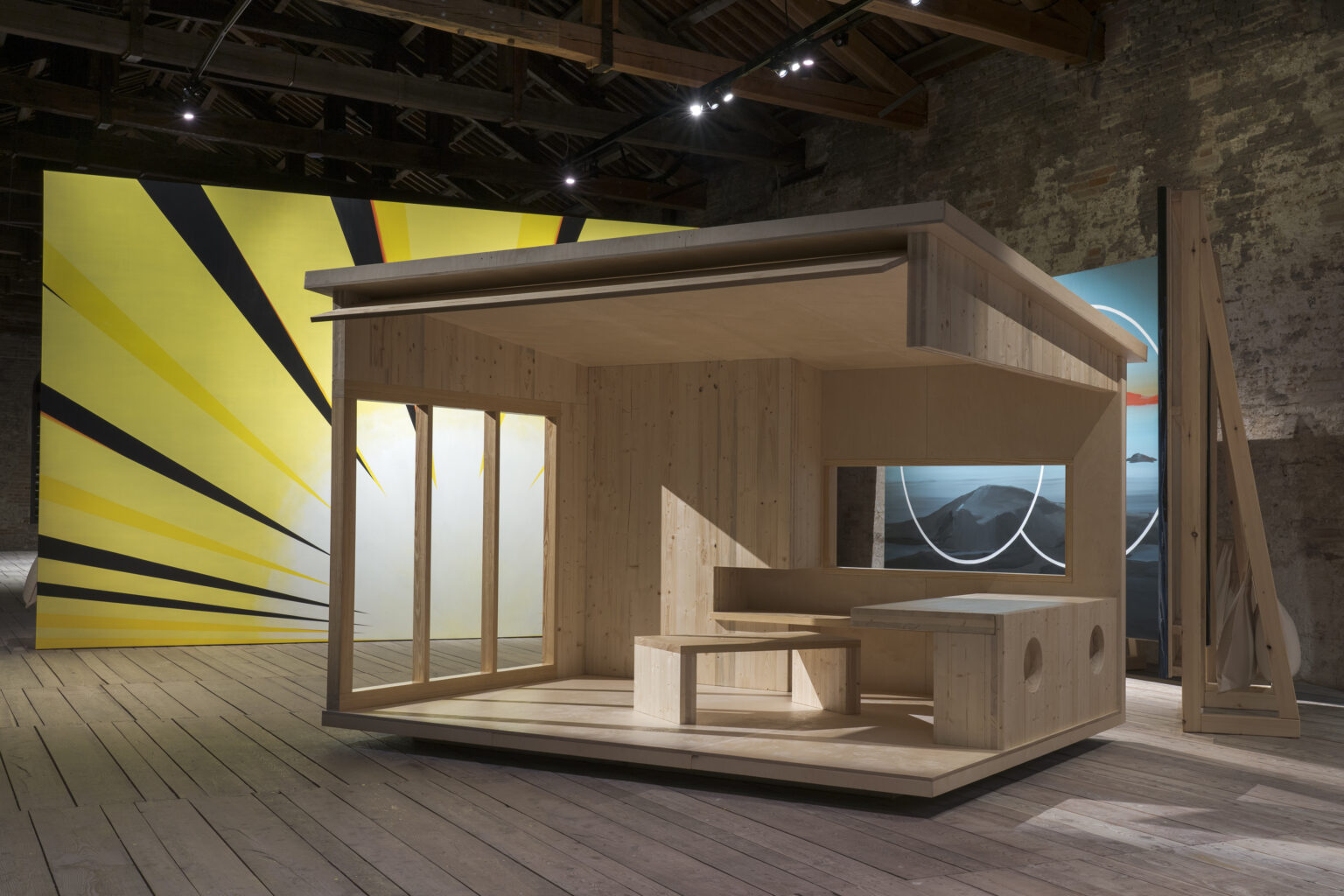 Vues d'exposition, "Tina Gillen. Faraway So Close", Pavillon du Luxembourg, La Biennale di Venezia 2022. Photo : Florian Kleinefenn. Courtesy de l'artiste et Mudam Luxembourg – Musée d’Art Moderne Grand-Duc Jean