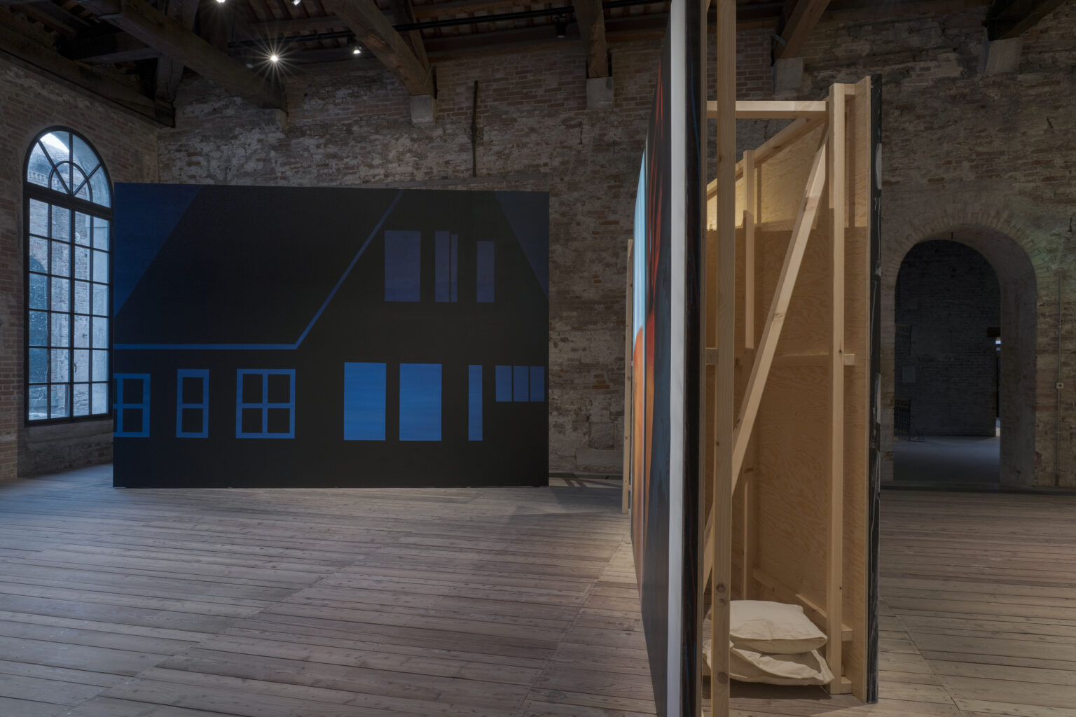 Vues d'exposition, "Tina Gillen. Faraway So Close", Pavillon du Luxembourg, La Biennale di Venezia 2022. Photo : Florian Kleinefenn. Courtesy de l'artiste et Mudam Luxembourg – Musée d’Art Moderne Grand-Duc Jean