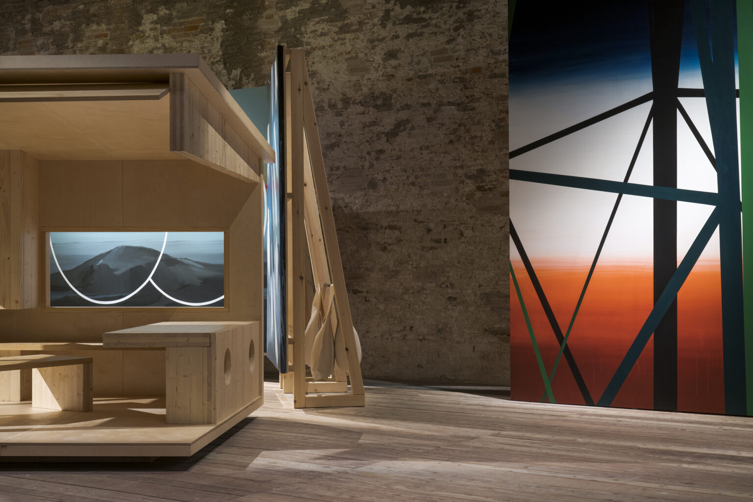 Vues d'exposition, "Tina Gillen. Faraway So Close", Pavillon du Luxembourg, La Biennale di Venezia 2022. Photo : Florian Kleinefenn. Courtesy de l'artiste et Mudam Luxembourg – Musée d’Art Moderne Grand-Duc Jean