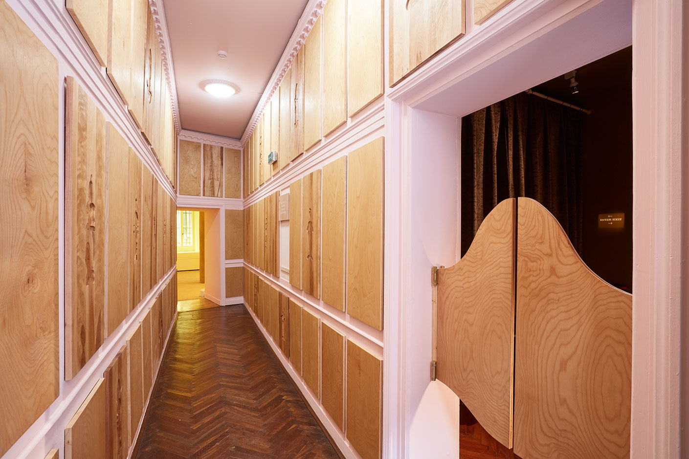 Vue de l’exposition Mike Bourscheid – Thank you so much for the flowers, 2017. 57th International Art Exhibition – La Biennale di Venezia. Copyright Mike Bourscheid. Photo : Luke Andrew Walker.