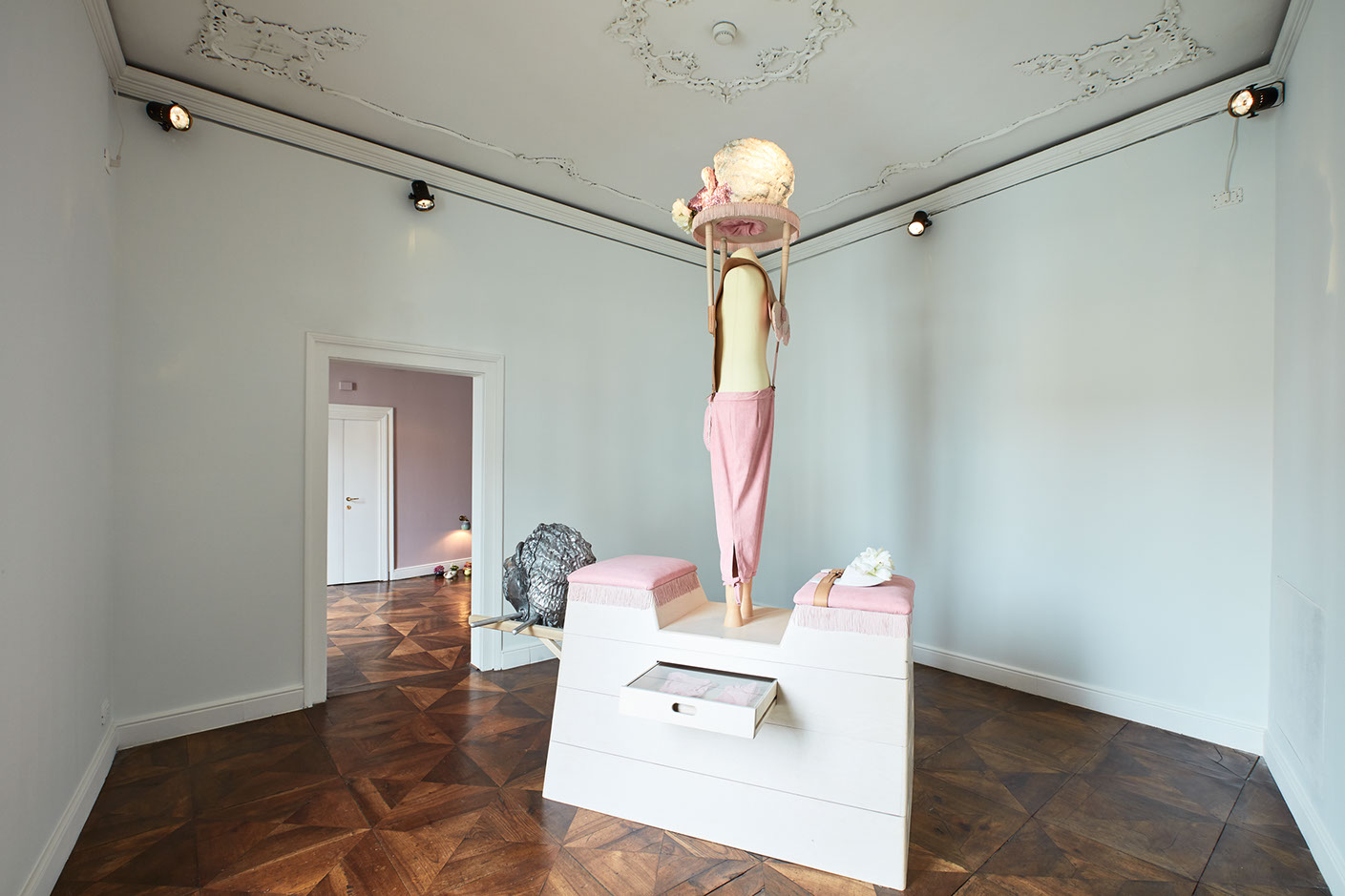 Vue de l’exposition Mike Bourscheid – Thank you so much for the flowers, 2017. 57th International Art Exhibition – La Biennale di Venezia. Copyright Mike Bourscheid. Photo : Luke Andrew Walker.