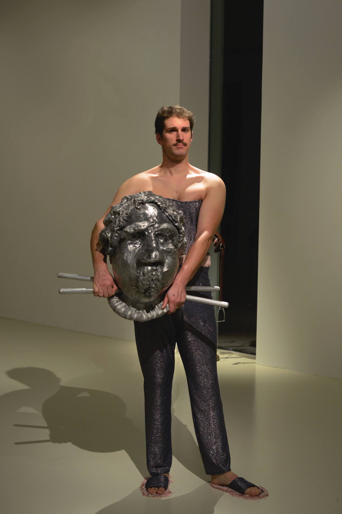 This is how I imagine love, Sculpture, performance, disque de vinyle, 2015. Courtesy l’artiste.